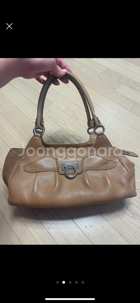 페라가모 정품 소가죽 핸드백 판매합니다--1
