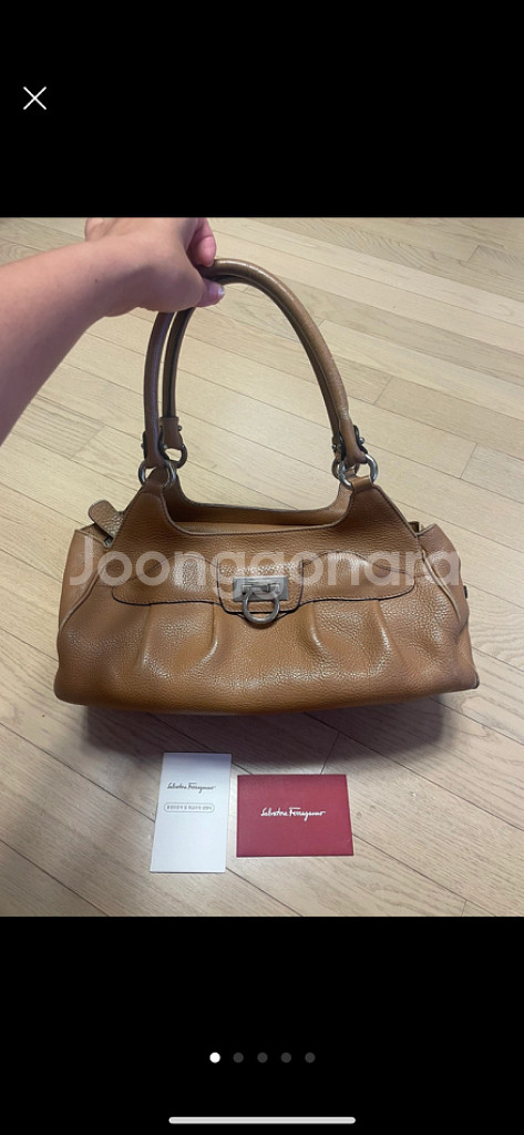 페라가모 정품 소가죽 핸드백 판매합니다--0