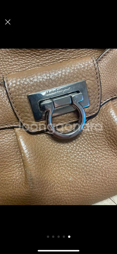 페라가모 정품 소가죽 핸드백 판매합니다--3