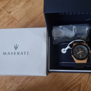 마세라티 로즈블랙 손목시계 새제품 판매합니다 ~~~!!
