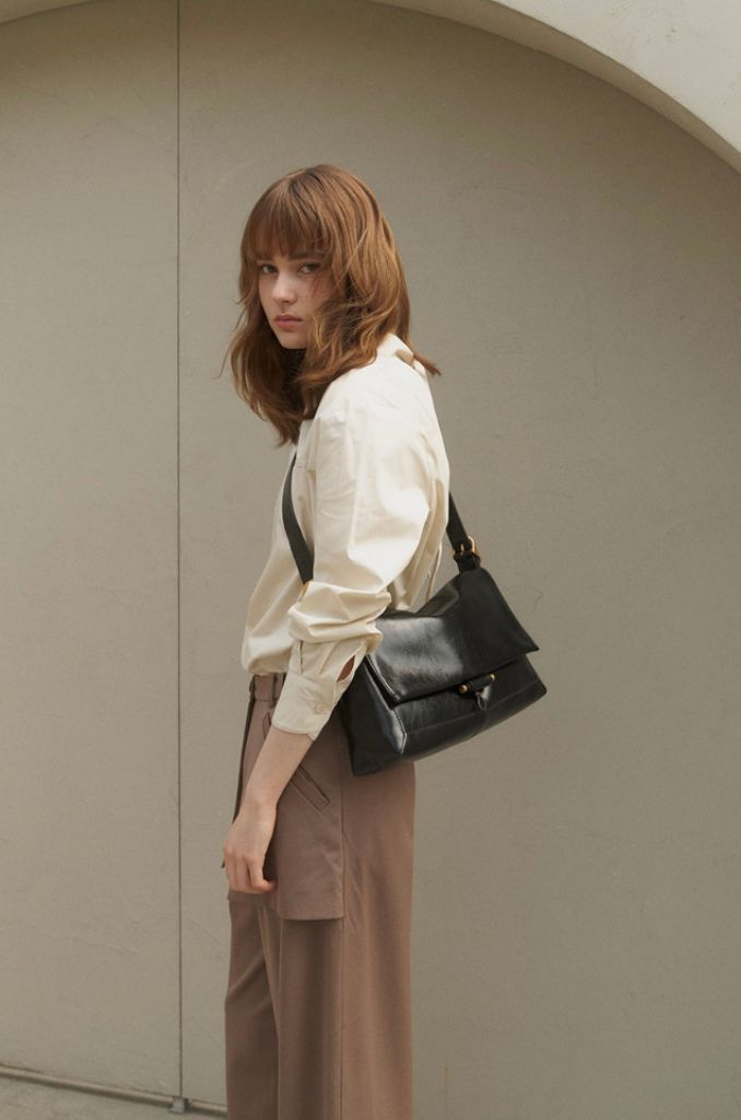 루에브르 숄더백L 이미지