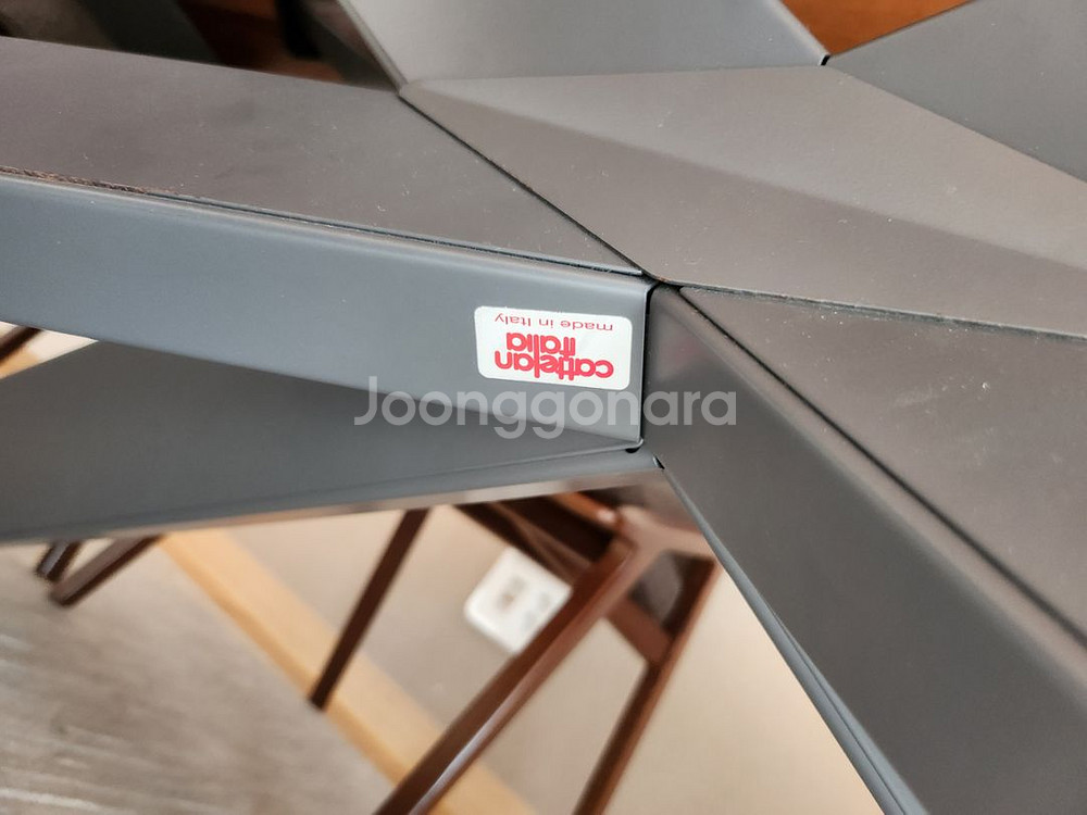 식탁 (카텔란 이탈리아)--1