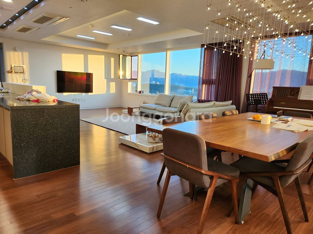 식탁 (카텔란 이탈리아)--2