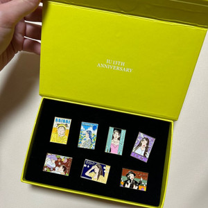 아이유 13주년 뱃지 팝니다.