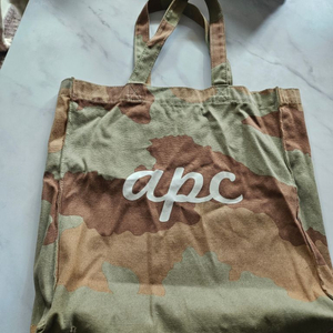 APC 파스텔 카모 에코백