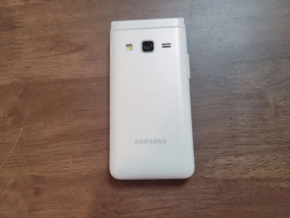 삼성 갤럭시폴더2 G160 2021 한소희폰 화이트 판 이미지