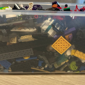 레고 부품들과 다른 블럭들