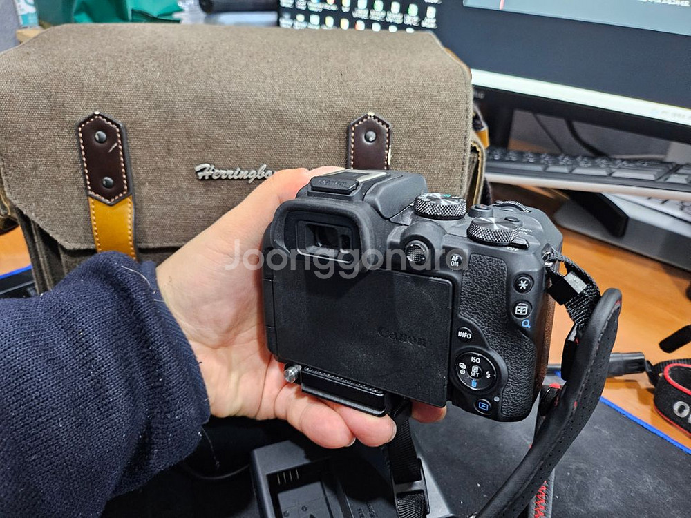 캐논 eos r10 번들셋 + 정품 배터리 판매합니다--2