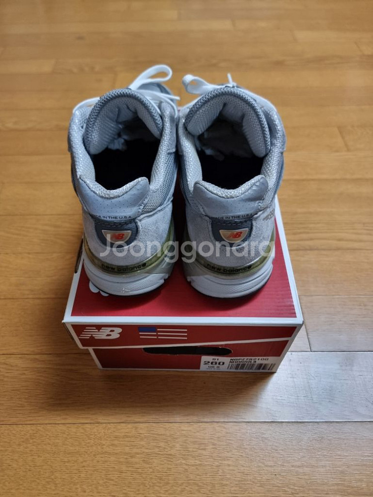 뉴발란스 990 v4 260mm 판매합니다.--1