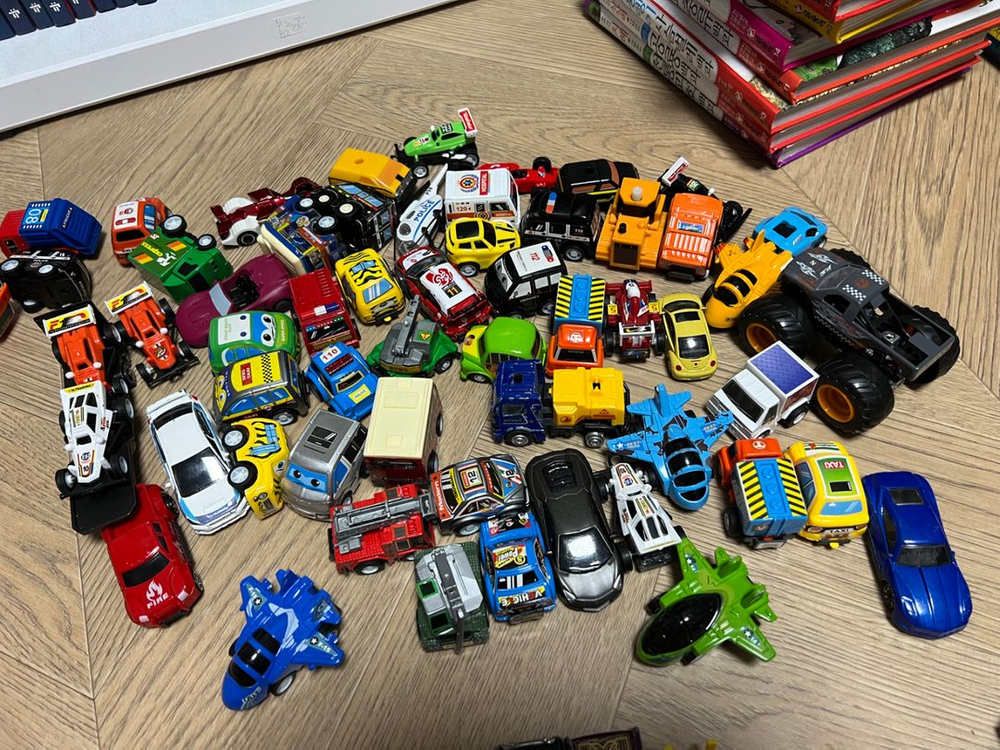 핫휠 100 개 + 미니자동차 55개 정도 총 155--3