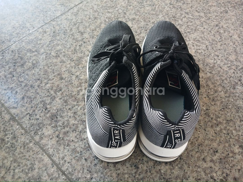 유센븐 275미리 스니커즈 판매합니다.--0