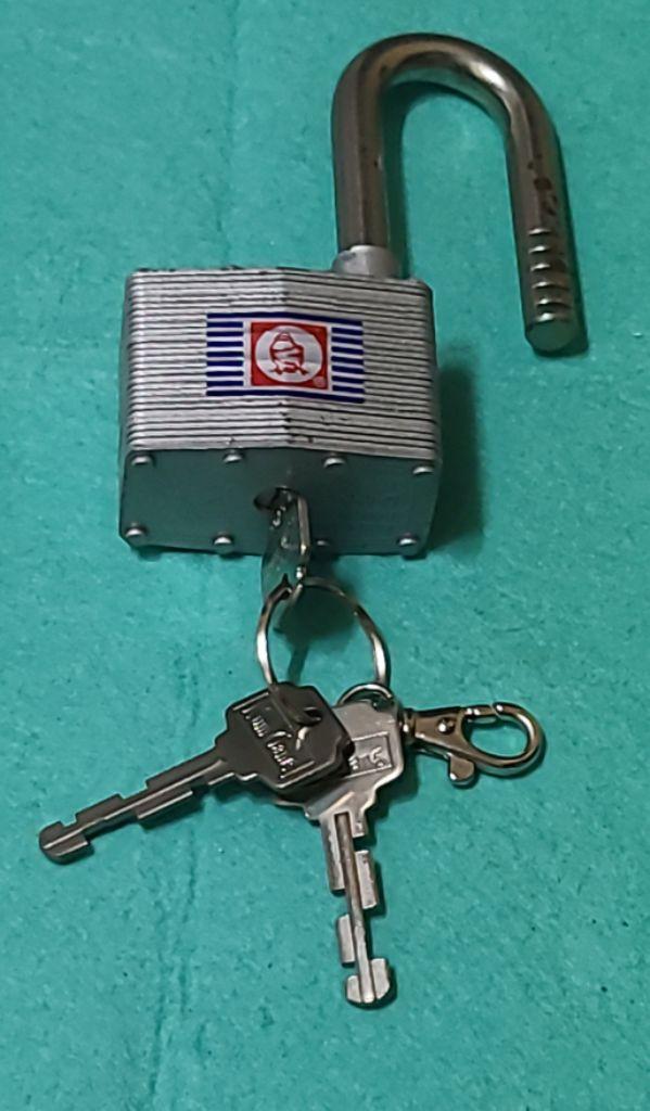 걸어만 놓았던 자물통 큰것1개--2