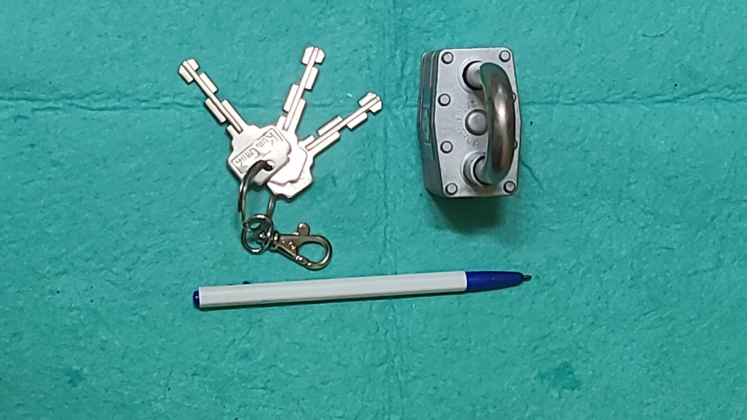 걸어만 놓았던 자물통 큰것1개--4