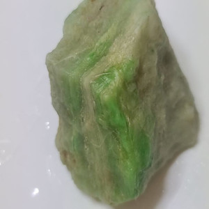 작은 녹색 춘천옥 원석