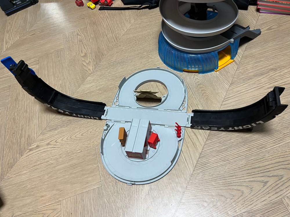 디즈니카 변신 자동차 장난감 레일 두개--3