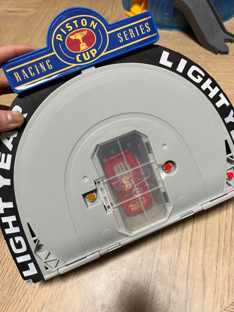 디즈니카 변신 자동차 장난감 레일 두개--1