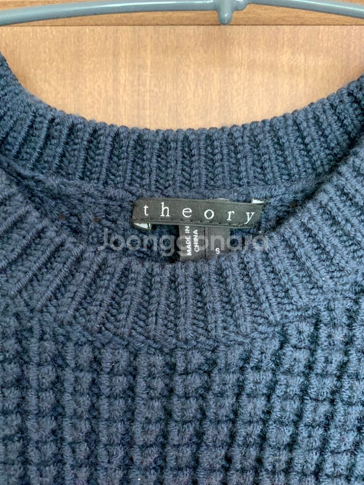 띠어리 와플니트 팝니다--1