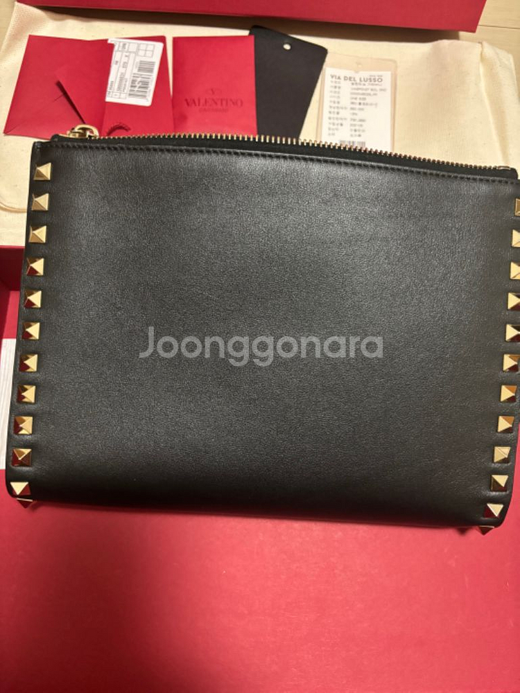 발렌티노 락스터드 클러치--3