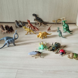 액션 공룡 피규어 22개 및 곤충 모형