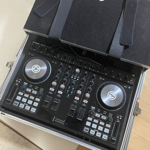 traktor s4 mk2 Dj기기 판매합니다.