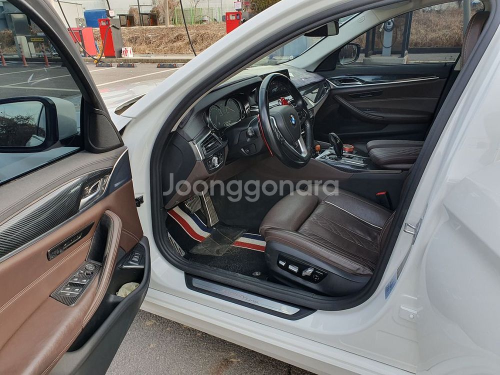BMW G30 520D 2륜 흰색 브라운 모카시트--6
