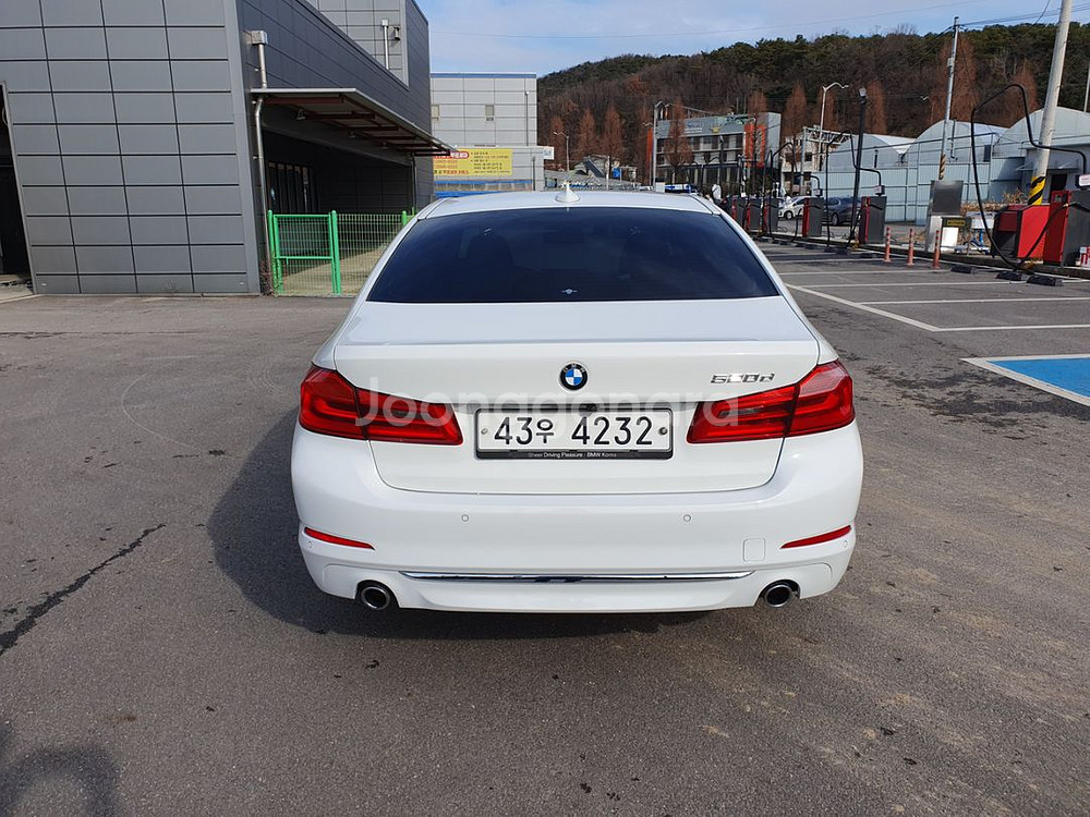 BMW G30 520D 2륜 흰색 브라운 모카시트--3