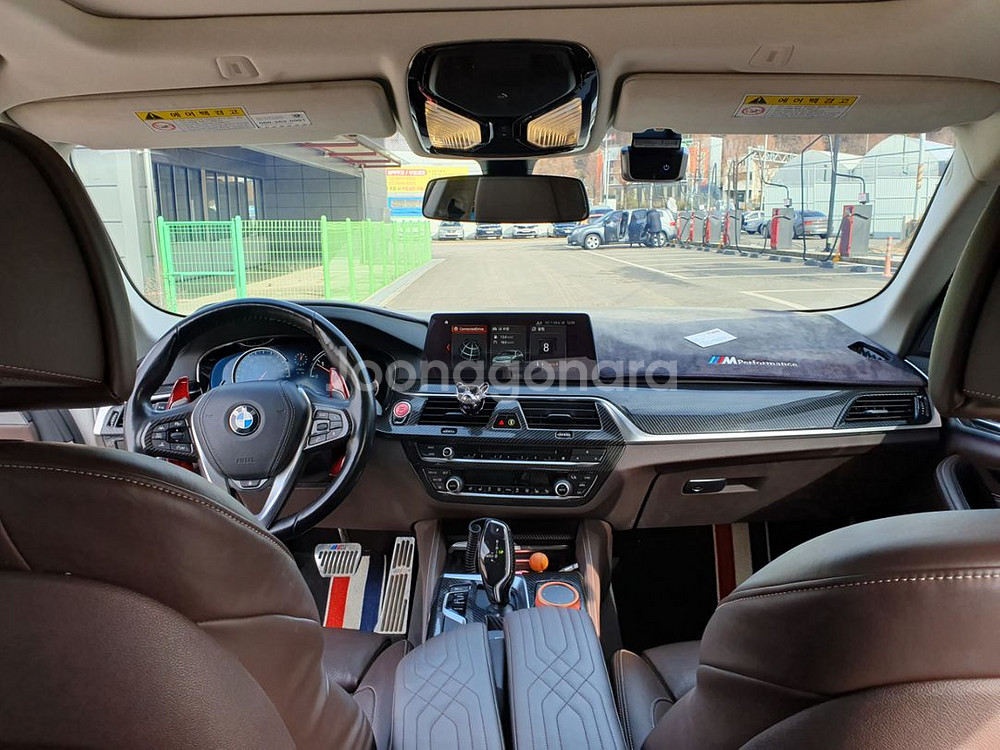 BMW G30 520D 2륜 흰색 브라운 모카시트--9