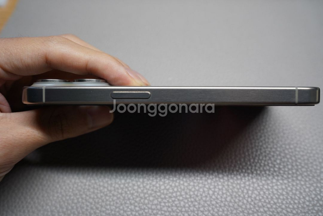 (부산)아이폰15프로 256기가 내츄럴티타늄 팝니다--3