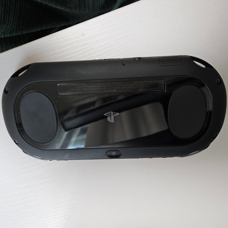 ps vita 2세대 + 케이스 + 게임타이틀4개 일괄--1