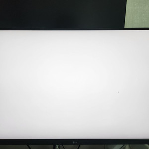 LG 32UQ850W 팝니다