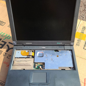 삼성 센스 820 부품용 중고 노트북입니다.
