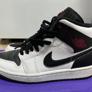 우먼 에어 조던 1 미드 화이트 짐레드 블랙