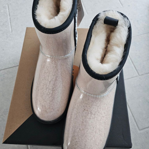 클리어 어그 크림색 팔아요 UGG