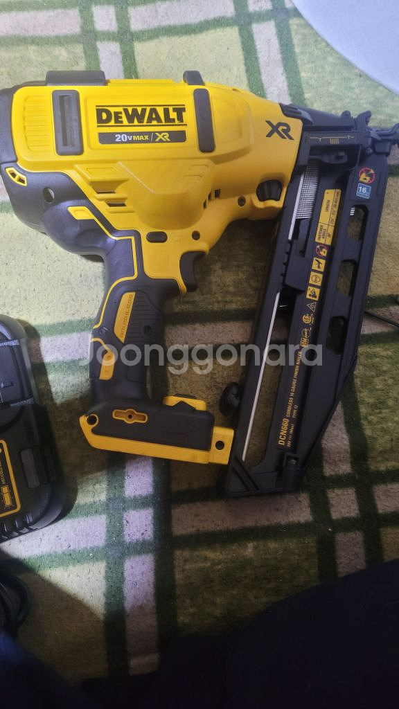 디월트DCN660무선네일러--1