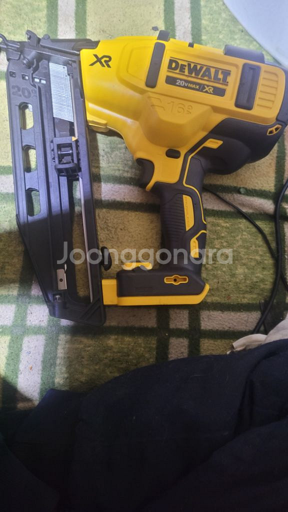 디월트DCN660무선네일러--2