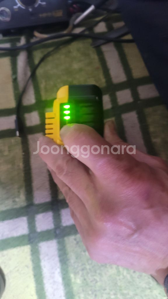 디월트DCN660무선네일러--6