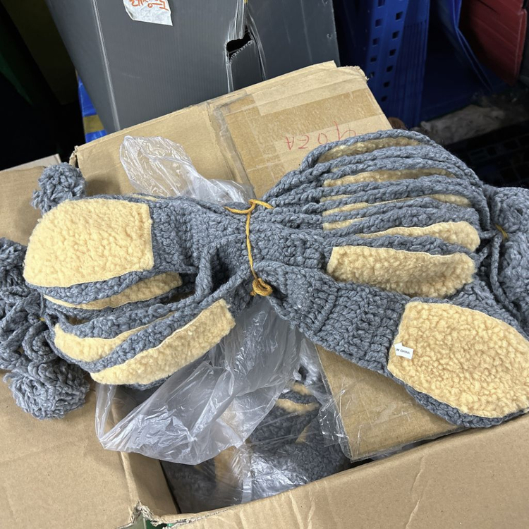 [새제품/ 대량구매가능!] 겨울용품 모자 니트 목도리 이미지