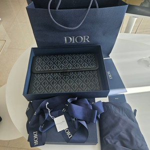 DIOR HIT THE ROAD A4 플랩 파우치