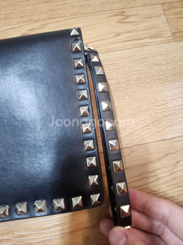 정품 발렌티노 락스터드 클러치--1