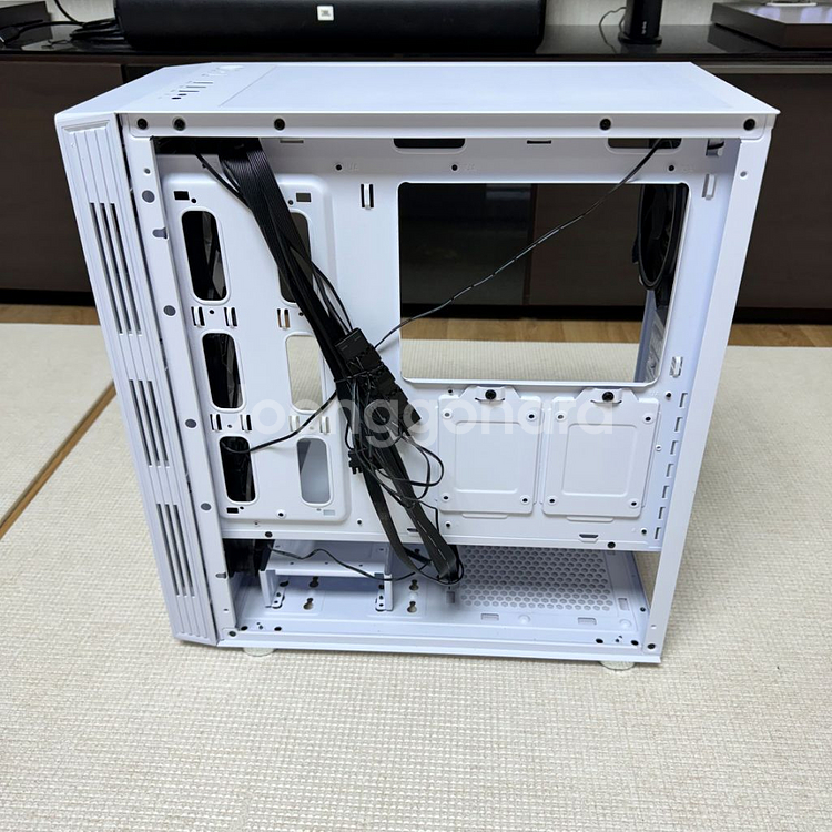 3rsys 미들타워 화이트 컴퓨터 케이스 판매합니다--3