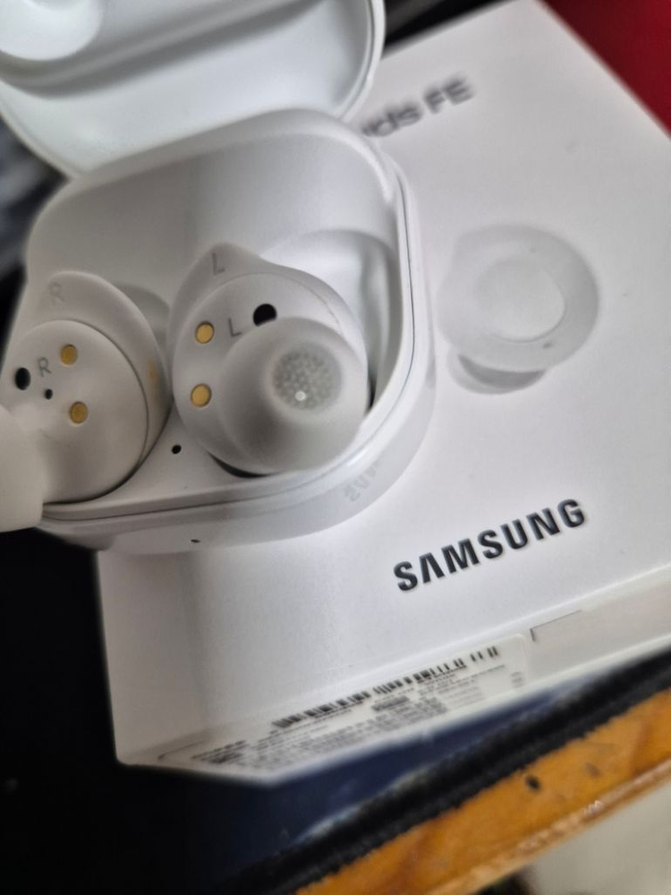 버즈fe 화이트 풀박스 이미지