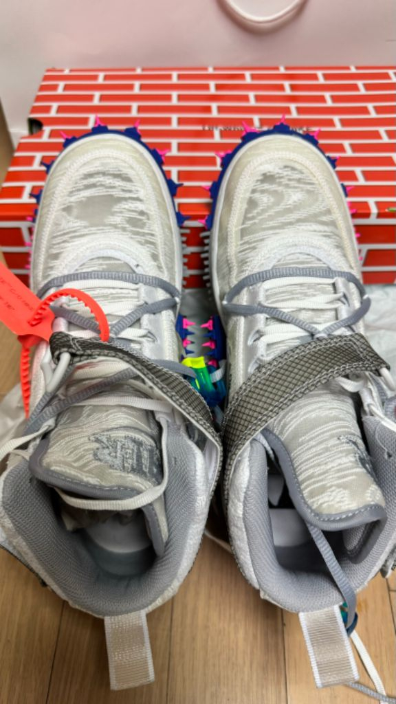 나이키X오프화이트 에어포스 미드화이트 이미지