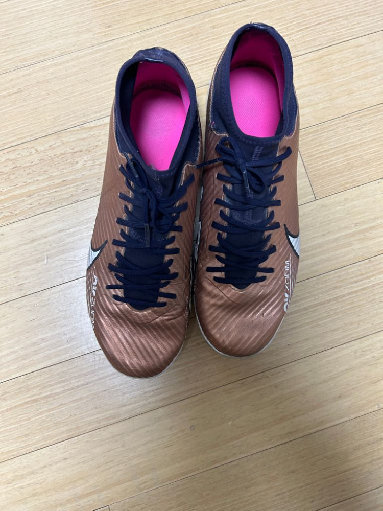 나이키 축구화 이미지