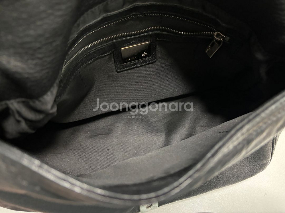 펜디 블랙 가죽 맘마백--6