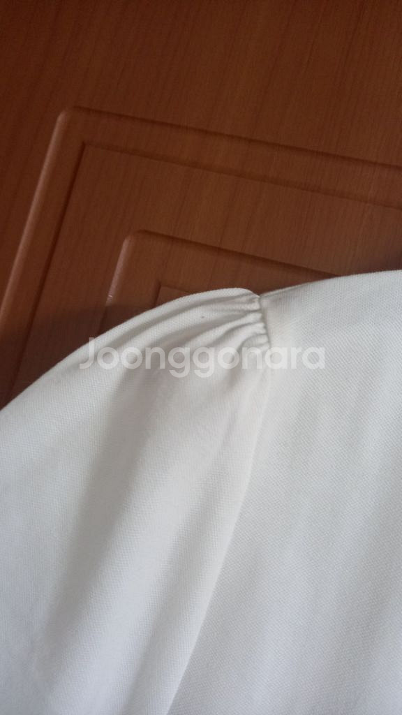 버버리 텍달린 정품 퍼프소매 반팔티 (55)--4