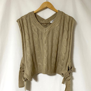 베이지 브이넥 링 버클 끈 꽈배기 조끼