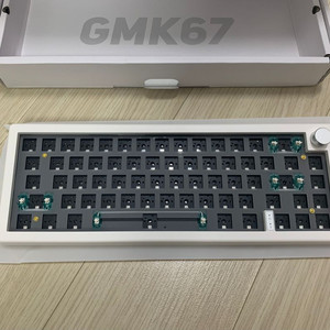 gmk67 화이트 키보드 베어본(키캡/스위치 별도)