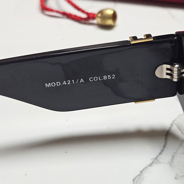 지아니 베르사체 선글라스 급처 MOD.421/A 블랙 이미지