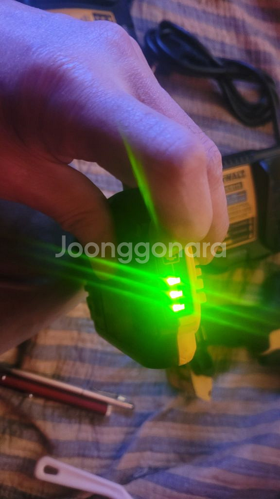 디월트dcf885임팩드릴--3