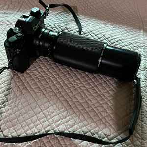 캐논 SLR 카메라와 망원렌즈